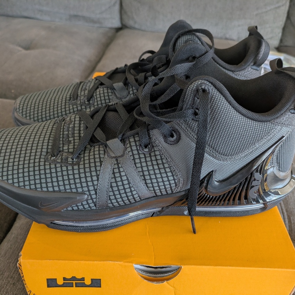 LeBron witness 7 size 13